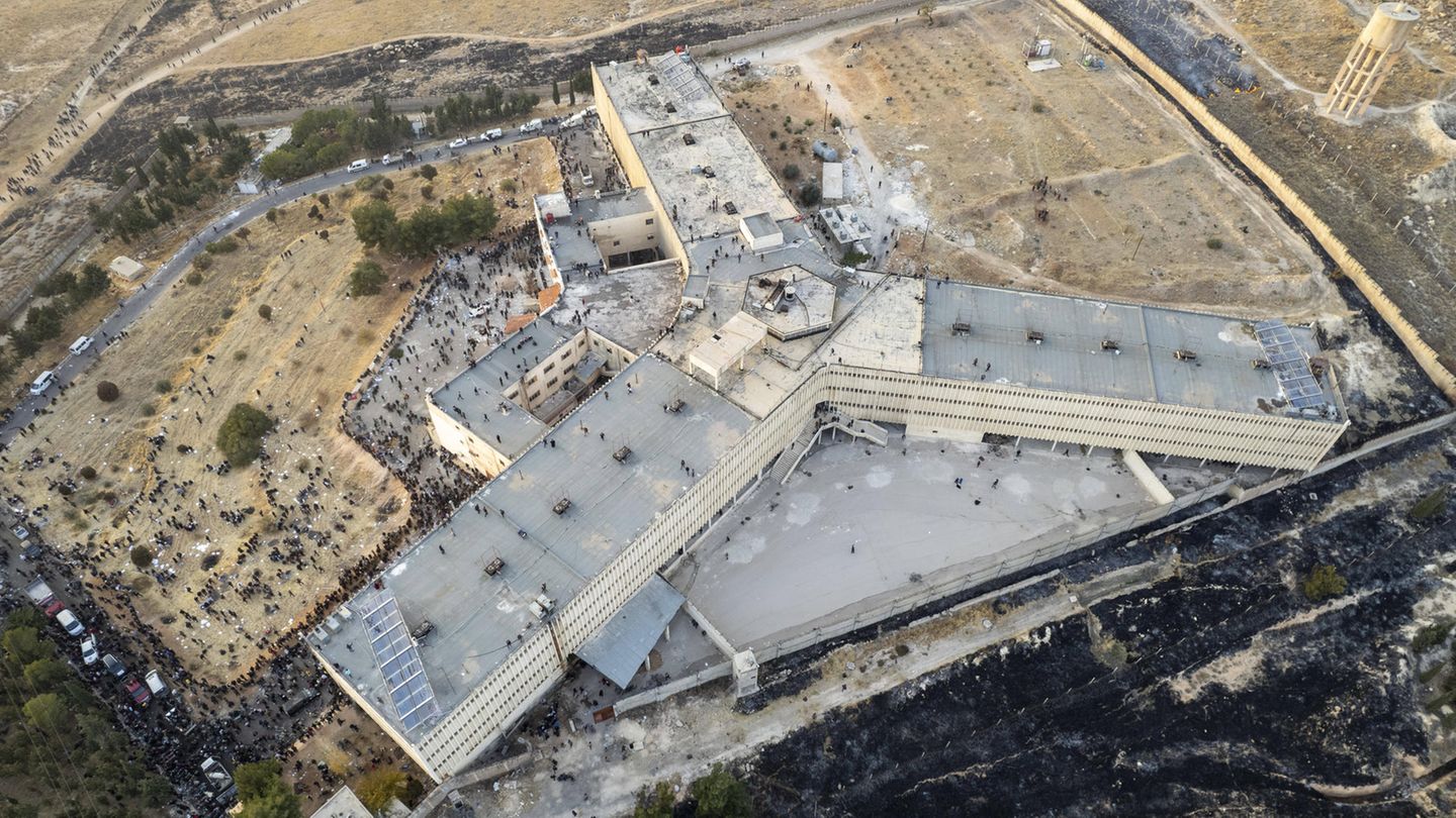 Eine Luftaufnahme zeigt den dreistrahligen Gefängniskomplex, der zum Krematorium umgebaut wurde