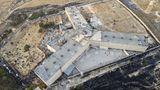 Eine Luftaufnahme zeigt den dreistrahligen Gefängniskomplex, der zum Krematorium umgebaut wurde