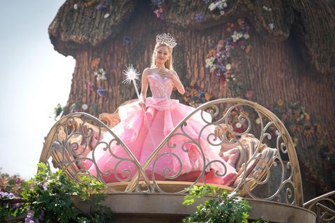 Filmszene von Ariana Grande als Glinda in Wicked