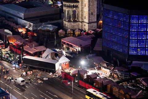 Eine Schneise der Verwüstung am 20.12.2016 auf dem Weihnachtsmarkt am Breitscheidplatz