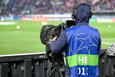Champions League: Ein Kameramann filmt das Spielfeld