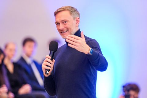 Christian Lindner spricht in ein Mikrofon