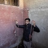 Ein Mann hält zwei Stricke – wie viele Menschen in dem Gefängnis umkamen, ist noch unklar