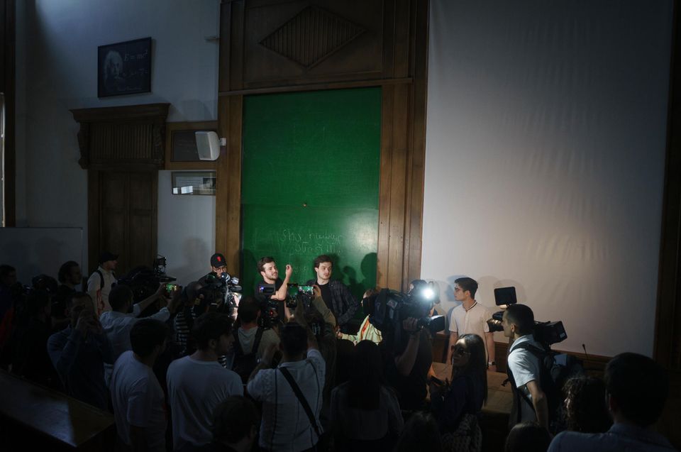 Kameras filmen einen Studentenprotest