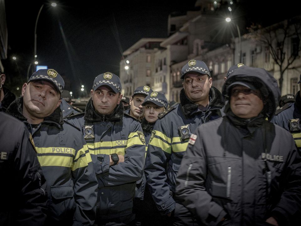Fünf Polizeibeamte und in der Mitte eine Polizeibeamtin