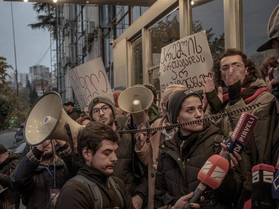 Protestanten vor dem TV-Studio eines regierungsfreundlichen Senders