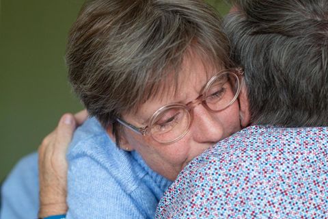 Mareike und Rainer Fehlberg umarmen sich nach Wochenkrippe-Gespräch