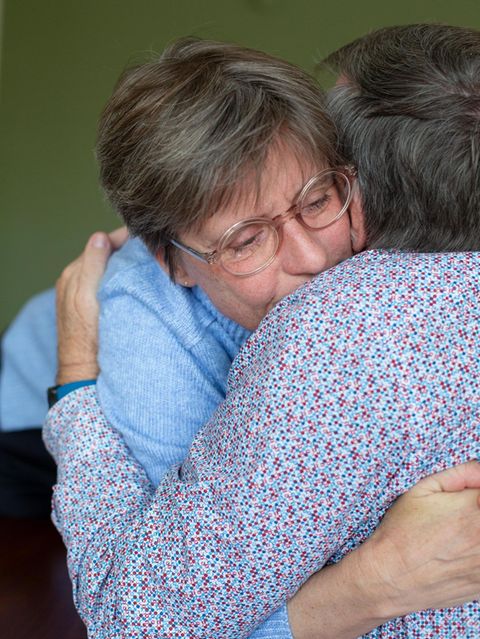 Mareike und Rainer Fehlberg umarmen sich nach Wochenkrippe-Gespräch