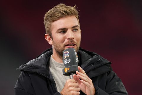 Christoph Kramer spricht in ein Mikrofon des ZDF