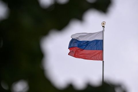 Russische Flagge auf der Botschaft in Berlin