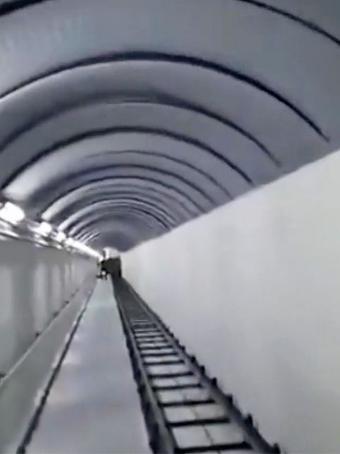 Die Aufnahmen sollen unter dem Anwesen des Bruders von Assad gemacht wurden sein. Möglicherweise sind durch das Tunnelsystem auch einige Getreue des Assad-Regimes geflohen.