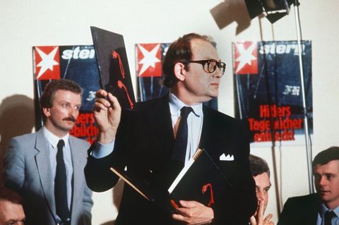 Gerd Heidemann mit einer Kladde der gefälschten Hitler-Tagebücher