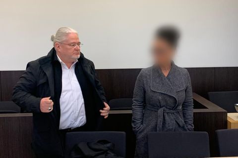Die Angeklagte mit ihrem Anwalt vor dem Amtsgericht in Düsseldorf