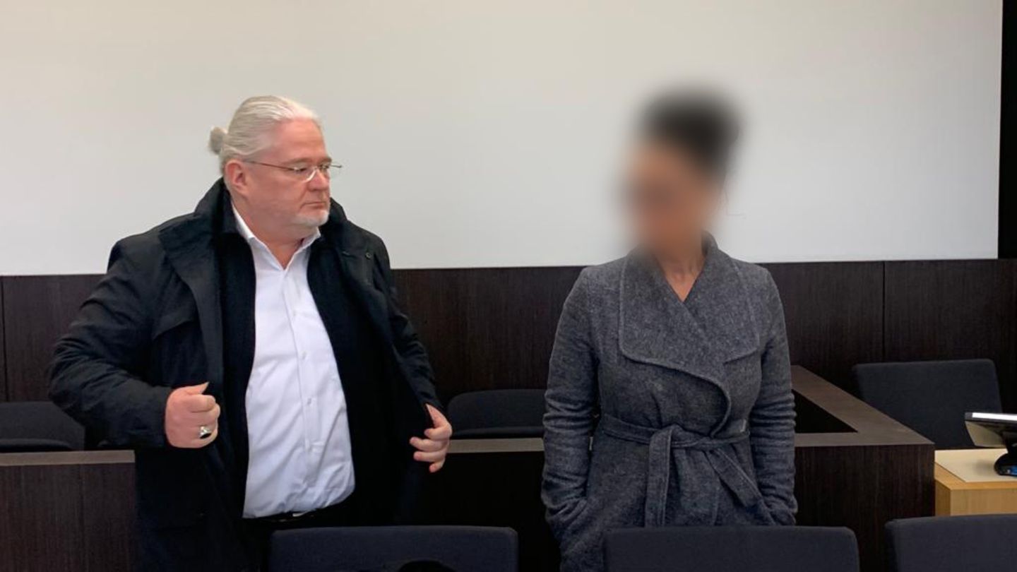 Die Angeklagte mit ihrem Anwalt vor dem Amtsgericht in Düsseldorf