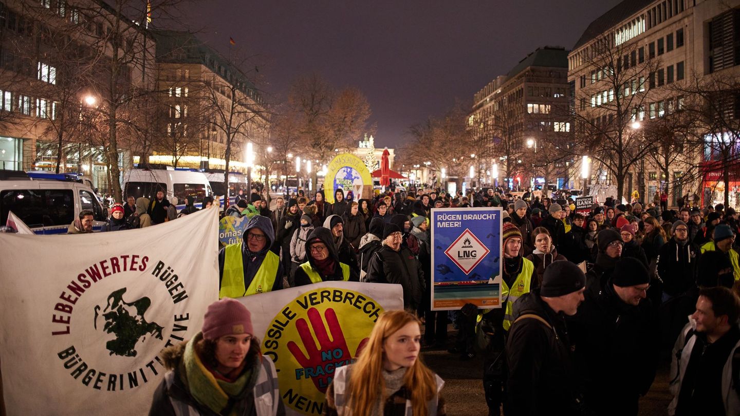 World LNG Summit: 200 Festnahmen Und Blockaden Bei Protest Gegen ...