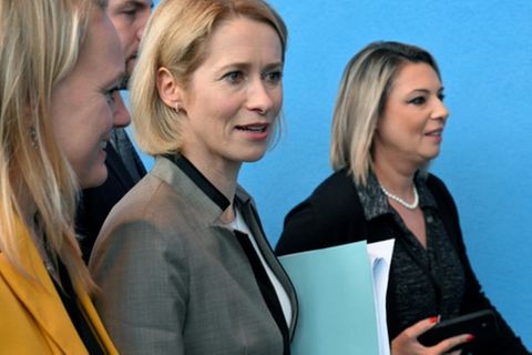 Die EU-Außenbeauftragte Kaja Kallas (Mitte)