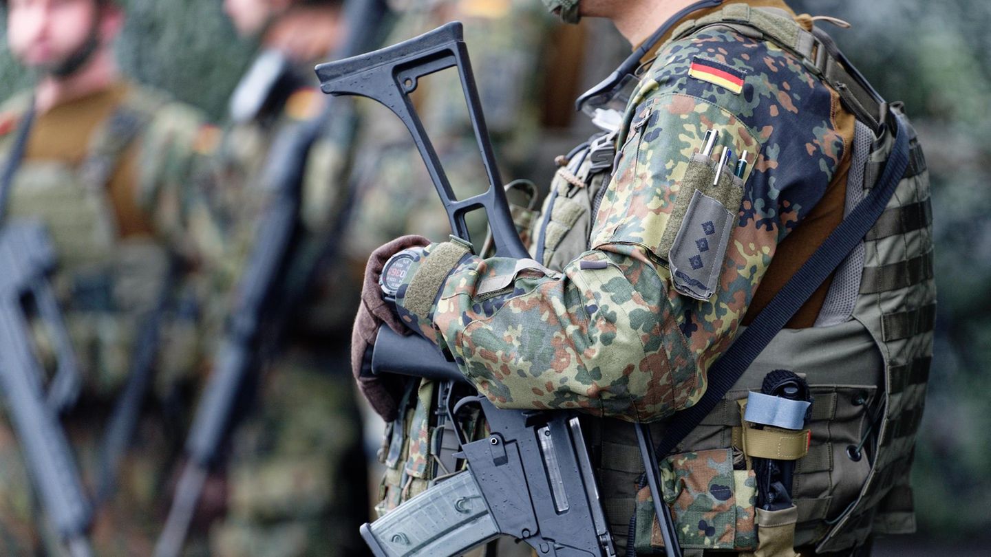 Prozess in Eckernförde: Vier Bundeswehrsoldaten stehen in Eckernförde vor Gericht, sie sollen Material im Wert von mehr als 100.000 Euro gestohlen haben (Symbolbild) Vier Bundeswehrsoldaten stehen in Eckernförde vor Gericht, sie sollen Material im Wert von mehr als 100.000 Euro gestohlen haben (Symbolbild)