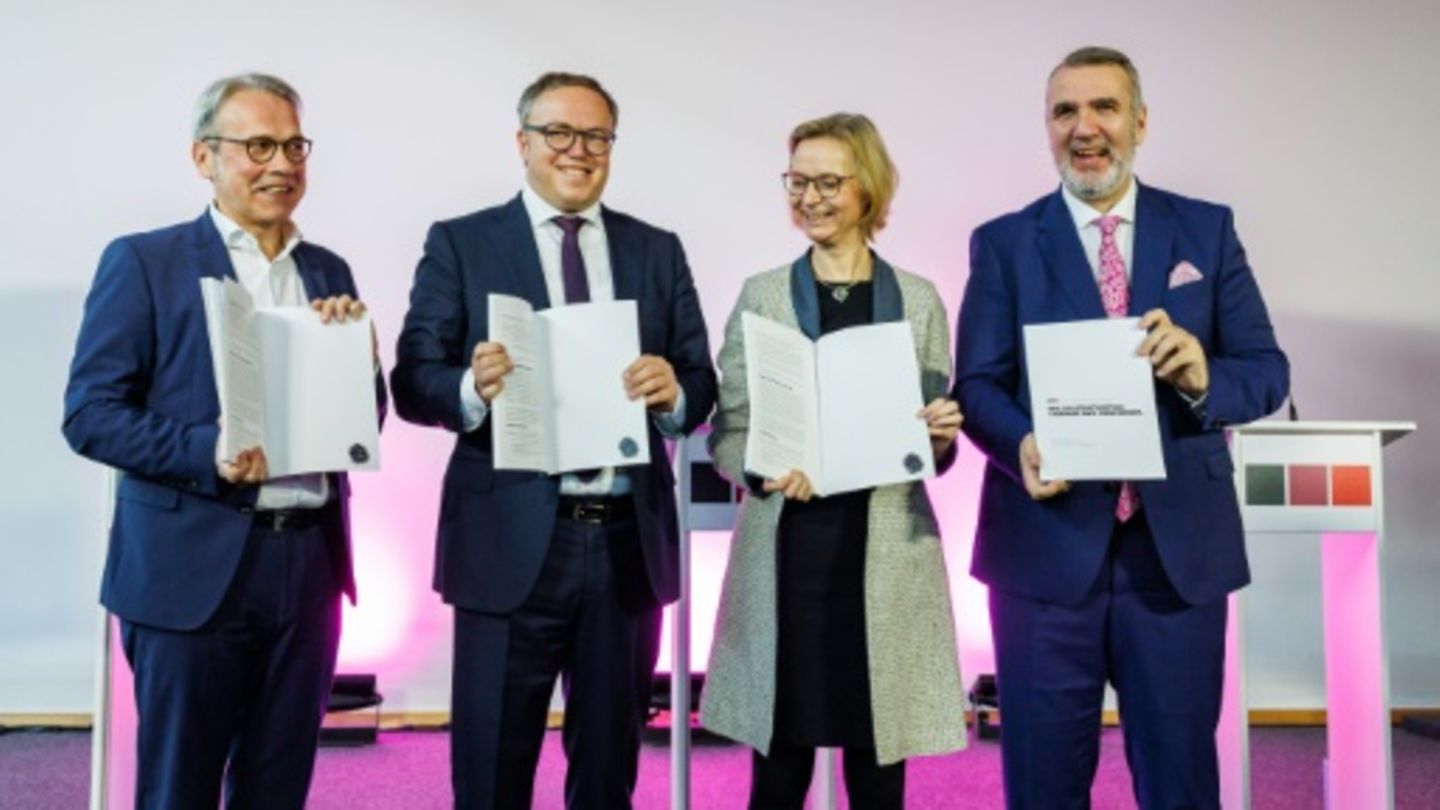 Spitzen von CDU, BSW und SPD mit Koalitionsvertrag