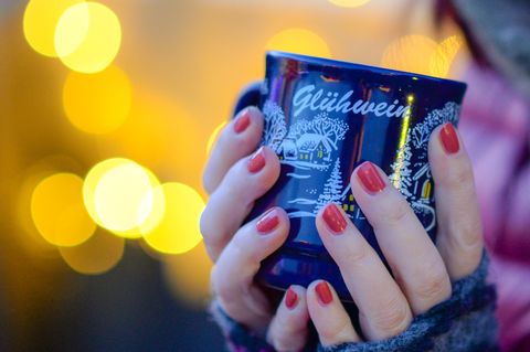 Kostspieliges Getränk: Für Glühwein auf dem Weihnachtsmarkt zahlen Besucher mancherorts sieben Euro – Pfand kommt noch hinzu