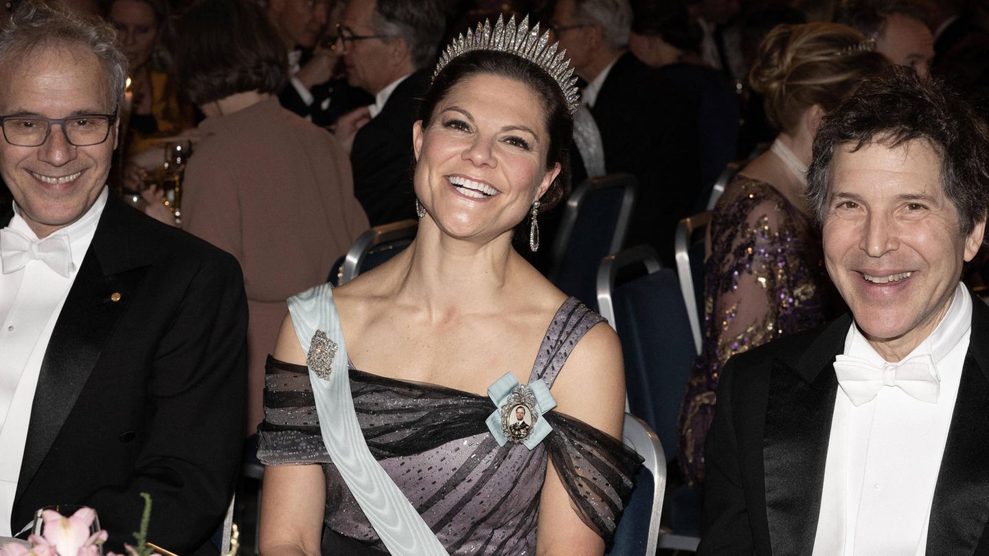 Victoria von Schweden und David Baker (r.)