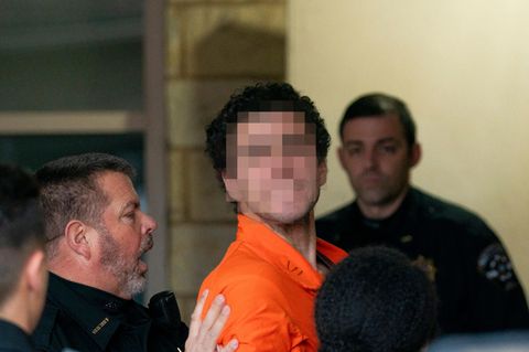 Luigi Mangione wird nach seiner Festnahme in das Gerichtsgebäude von Blair County gebracht