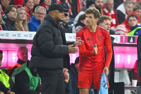 Thomas Müller und Vincent Kompany reden an den Seitenlinie