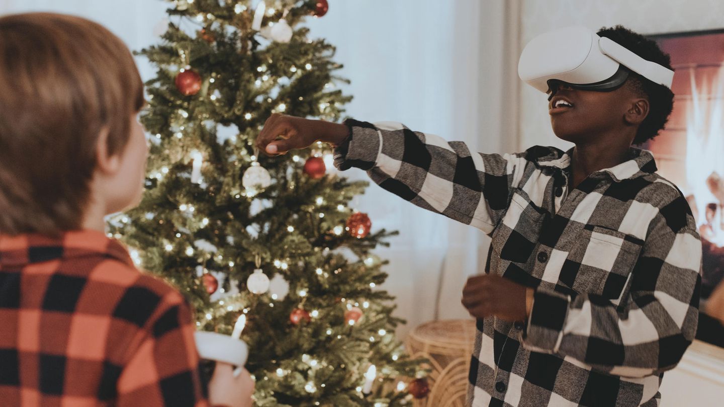Jungs spielen mit ihren Weihnachtsgeschenken