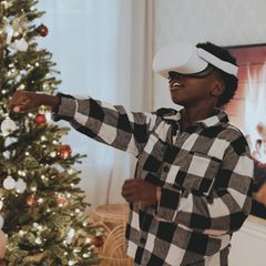 Jungs spielen mit ihren Weihnachtsgeschenken