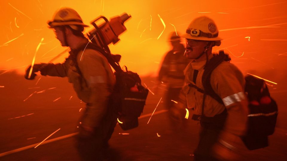 Malibu brennt: Alarmstufe Rot für Süden Kaliforniens ausgerufen Die kalifornische Küstenstadt Malibu steht in Flammen. Etwa 2200 Hektar Land sind bereits verbrannt. Das Feuer lässt sich nicht unter Kontrolle bringen.