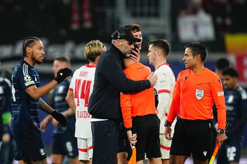 Champions League: Marco Rose umarmt nach RB Leipzigs Niederlage gegen Aston Villa den Linienrichter Alessandro Giallatini