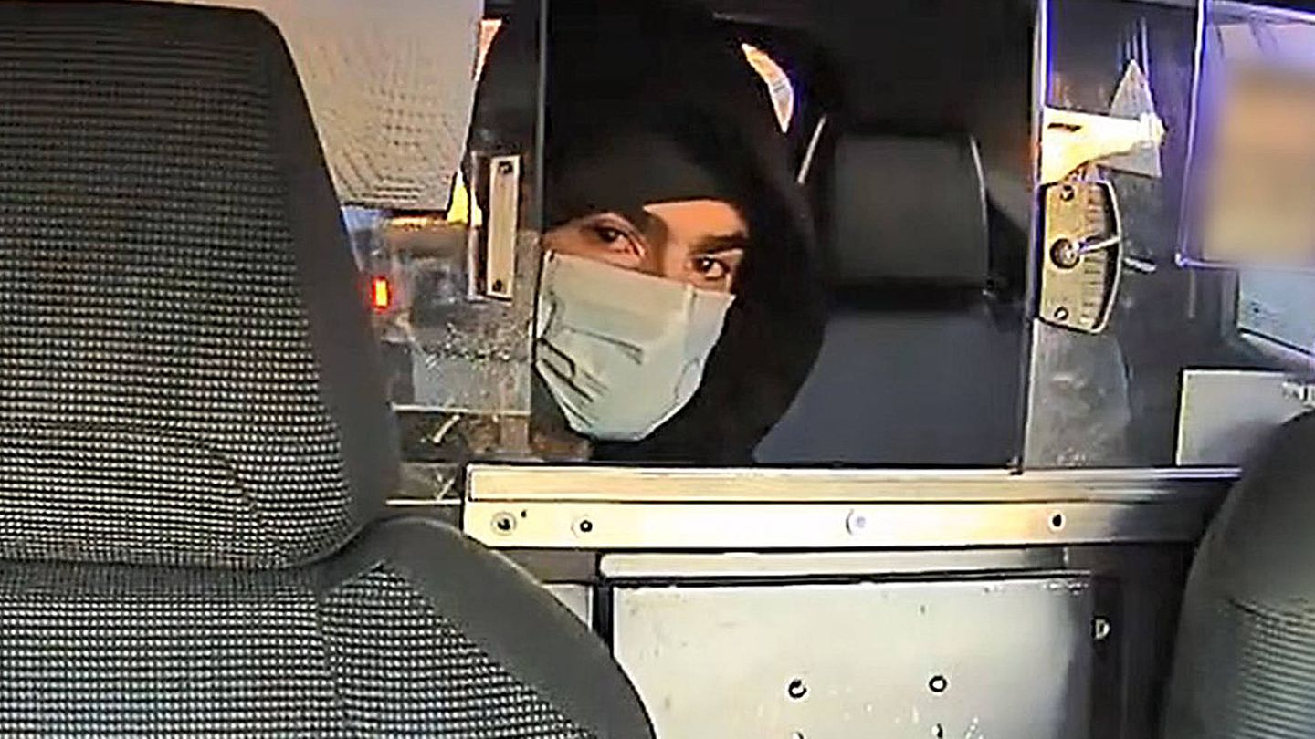 Ein Fahndungsbild der Polizei in Manhattan zeigte Luigi Mangione in einem Taxi