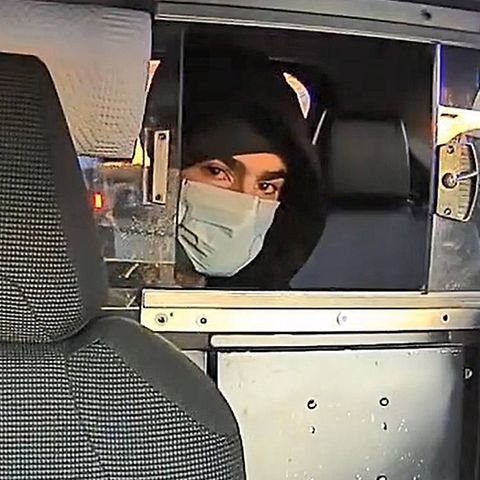 Ein Fahndungsbild der Polizei in Manhattan zeigte Luigi Mangione in einem Taxi