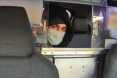 Ein Fahndungsbild der Polizei in Manhattan zeigte Luigi Mangione in einem Taxi