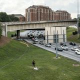 Kurioser Anblick: Ein Mann trainiert mit Hanteln direkt neben einer vierspurigen Autobahn