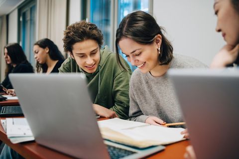 Ein Schüler und eine Schülerin sitzen vor einem Laptop für Schüler