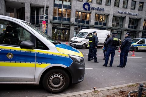 Die Polizei sicherte nach dem Überfall auf einen Geldtransporter in Berlin Spuren