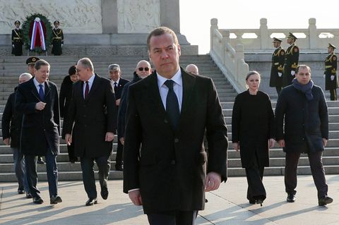 Russlands stellvertretender Vorsitzende des Sicherheitsrates Dimitri Medwedew besucht China. Das Treffen steht im Zusammenhang mit einem anderen Besuch im Kreml, so Rainer Munz.