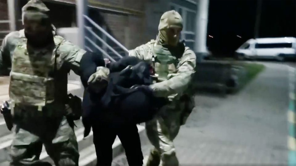 Russland wirft einem deutsch-russischen Doppelstaatler die Vorbereitung eines Anschlages vorgeworfen. Das Video zeigt die Festnahme des 21-jährigen sowie ein vermeintliches vor.