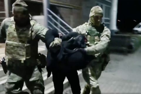 Russland wirft einem deutsch-russischen Doppelstaatler die Vorbereitung eines Anschlages vorgeworfen. Das Video zeigt die Festnahme des 21-jährigen sowie ein vermeintliches vor.
