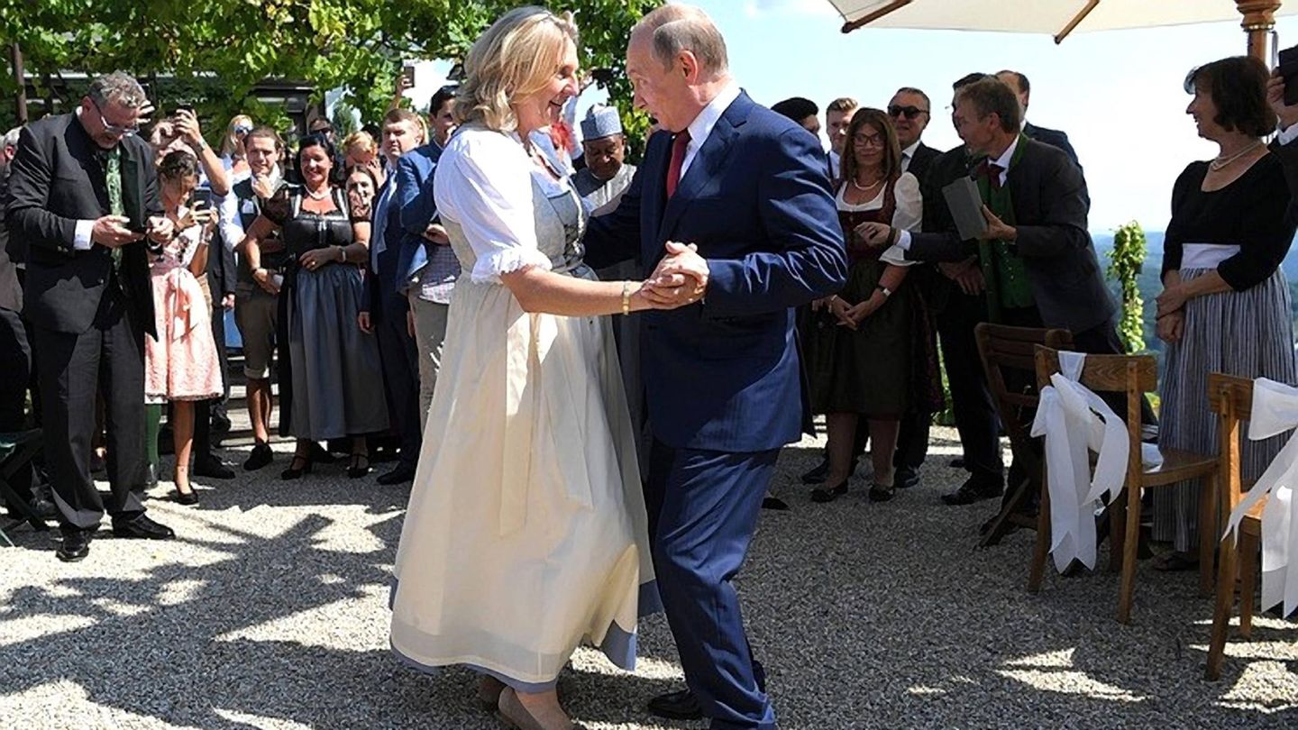 Karin Kneissl und Wladimir Putin tanzen Karin Kneissl und Wladimir Putin tanzen