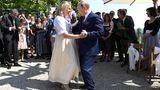 Karin Kneissl und Wladimir Putin tanzen