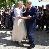 Karin Kneissl und Wladimir Putin tanzen