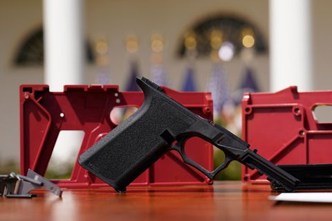 Ein 9-mmBausatz für eine Ghost gun mit einem handelsüblichen Schlitten und Lauf 