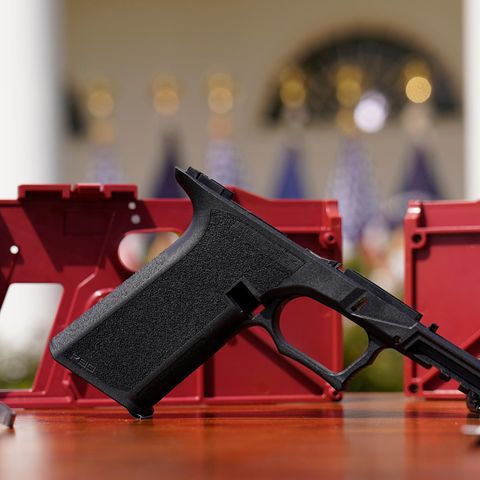 Ein 9-mmBausatz für eine Ghost gun mit einem handelsüblichen Schlitten und Lauf 