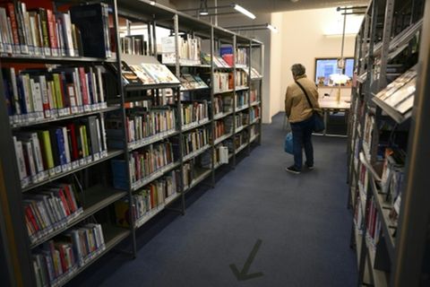 Bibliotheksbesucherin in Marseille