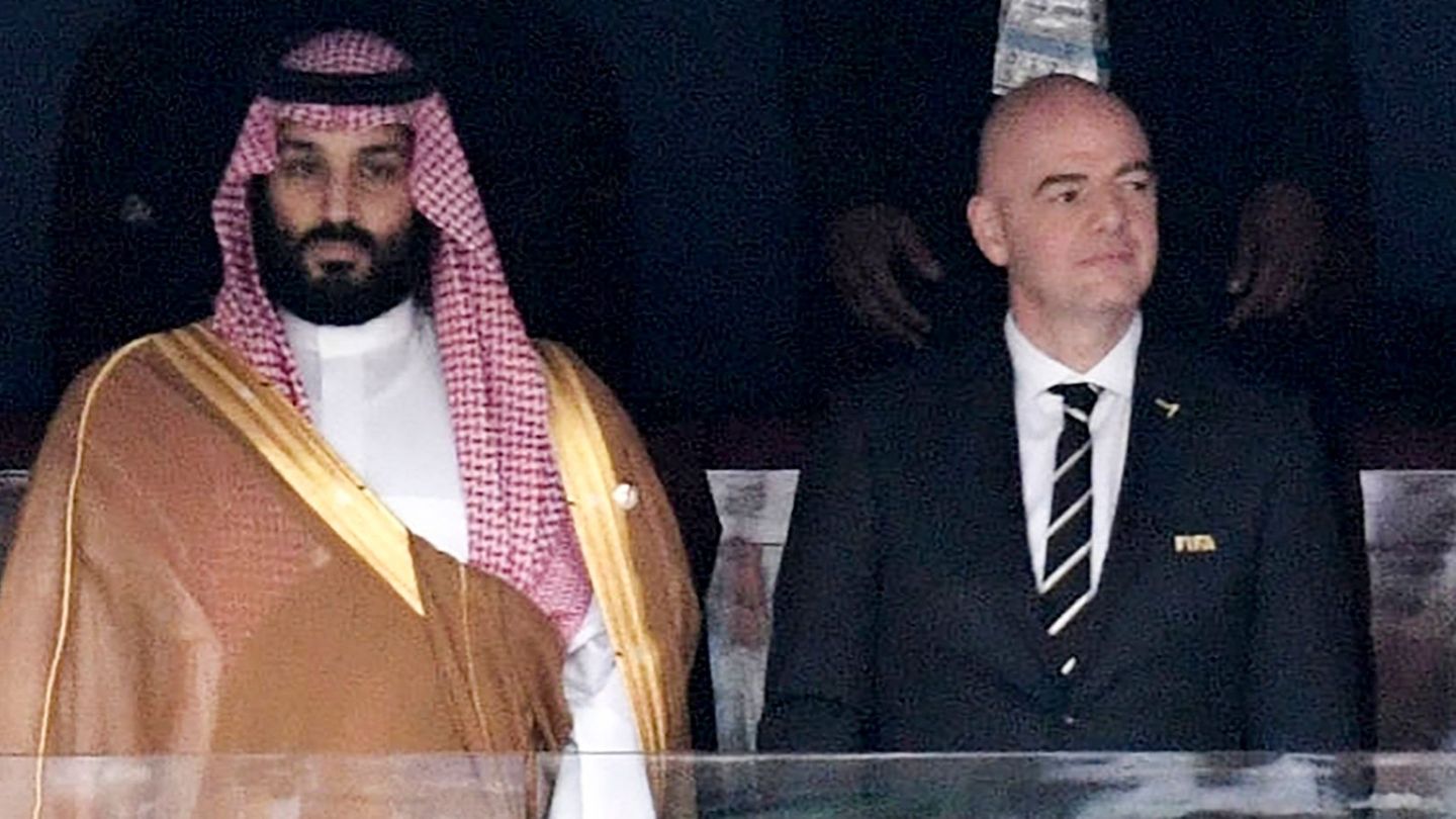 FIFA-Präsident Gianni Infantino saß bereits bei der Fußball-WM 2018 neben Saudi-Arabiens Kronprinz Mohammed bin Salman.