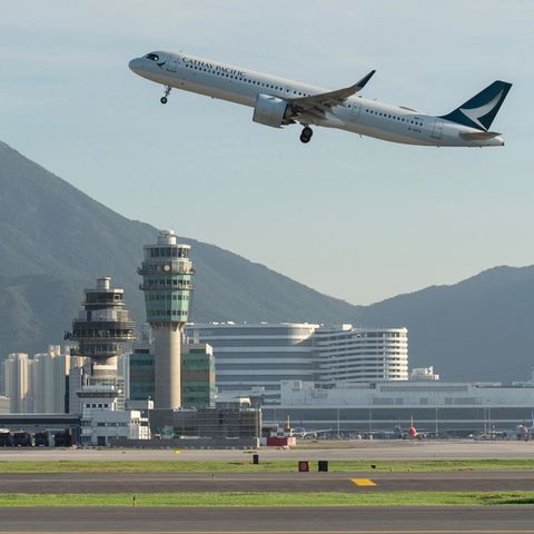 Ein Flugzeug hebt am internationalen Flughafen von Hongkong ab. Weltweit nutzen Reisende am liebsten Flieger im Urlaub