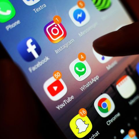 Ein Finger tippt auf einem Smartphone-Bildschirm mit Apps von Meta wie Facebook, Instagram oder Whatsapp