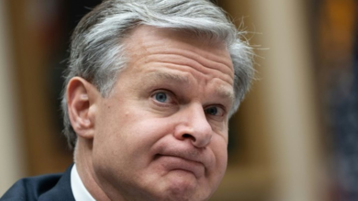 FBI chief leaves before Trump arrives: Christopher Wray announces retirement