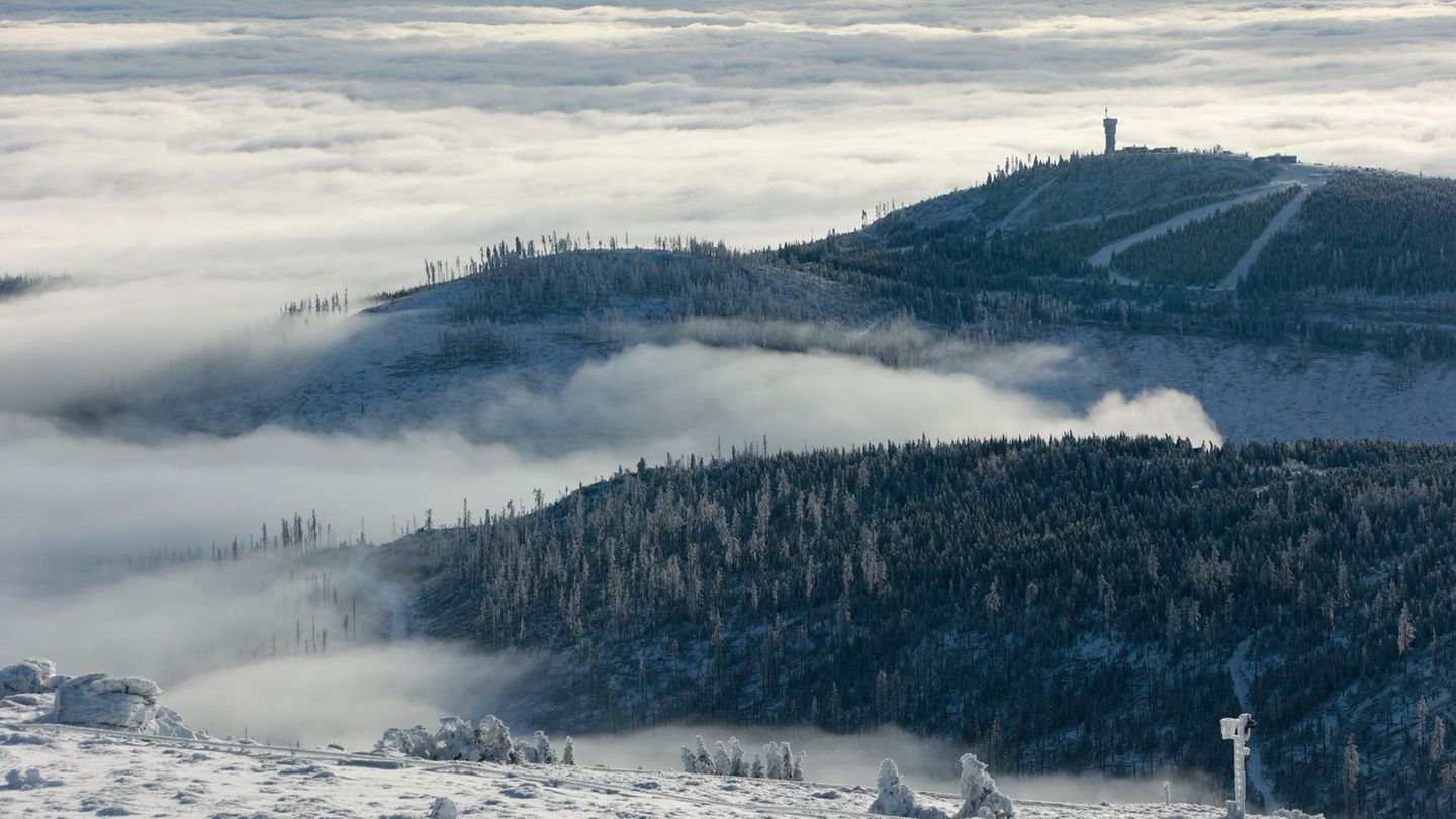 Wetter: Wolkenverhangen sind die Berge unterhalb des Brockens in Niedersachsen